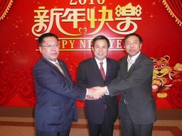 盧昌華副秘書長と岡部社長、張晶磊